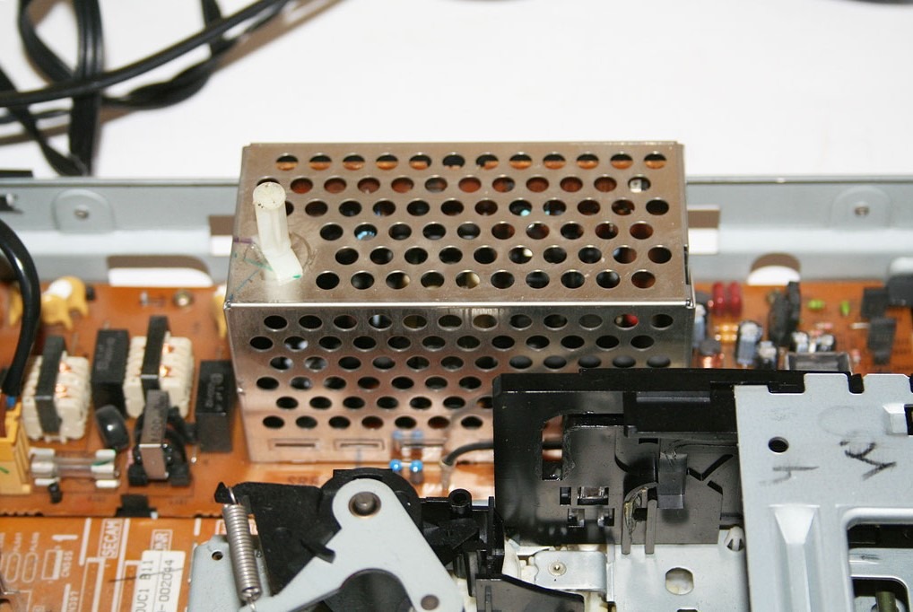 Videorekorder-Reparatur am Netzteil