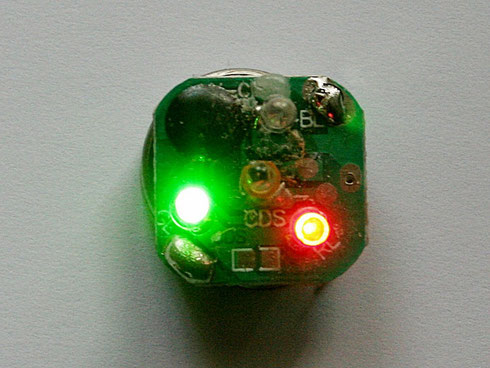 Fotodiode (Mitte) steuert eine LED-Schaltung