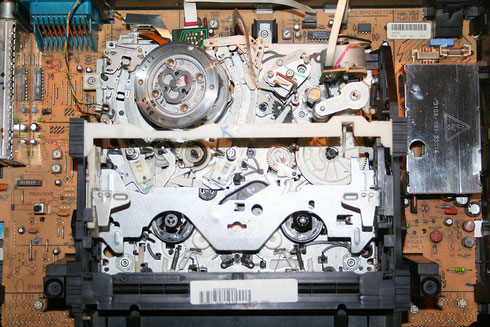 Videorekorder-Reparatur: Blick ins Innere eines Videorekorders
