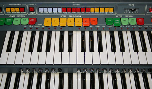 Elka X705 Rhythmuseinheit an der Orgel
