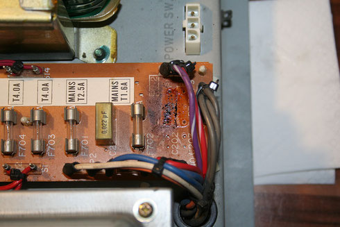 Die Netzteilplatine der Yamaha D85 mit ausgelöteten Kondensatoren