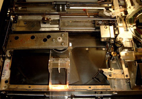 Das Laufwerk des Bildplattenspielers TP 1005, rechts zu sehen der Abtaster