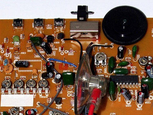Potentiometer auf einer Platine (oben rechts ist ein Lautstärkeregler).