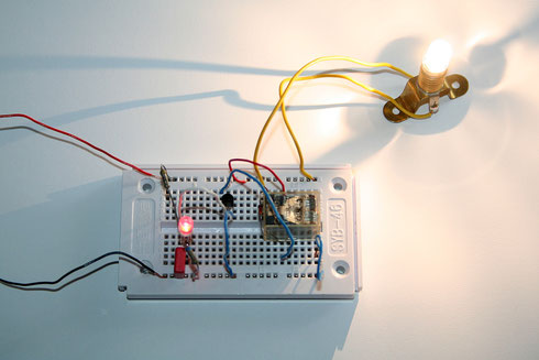 Die Blink-LED steuert ein Relais mit Glühlampe an
