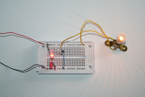 Glühlampenblinker, die Blink-LED steuert über einen Transistor die Glühlampe an