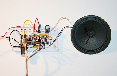 Gegentaktverstärker mit Transistoren und dessen Aufbau auf dem Steckboard