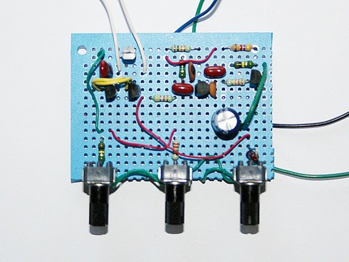 Aufbau des Radios auf einer Lochrasterplatine. Version mit Kapazitätsdiode.
