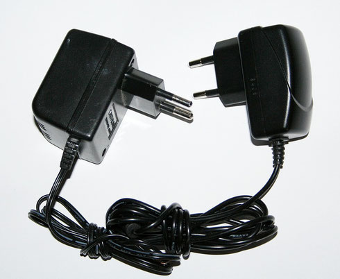 Links ein Trafonetzteil mit einer Leistung von 1,6 Watt. Rechts das kleinere und leichtere Schaltnetzteil hat eine fast dreimal so hohe Ausgangsleistung.