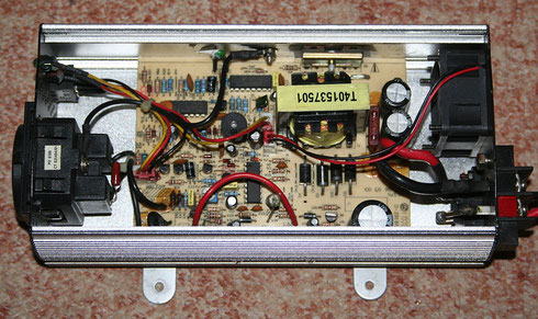 Kleiner Wechselrichter 12 Volt zu 230 Volt mit 300 Watt geöffnet