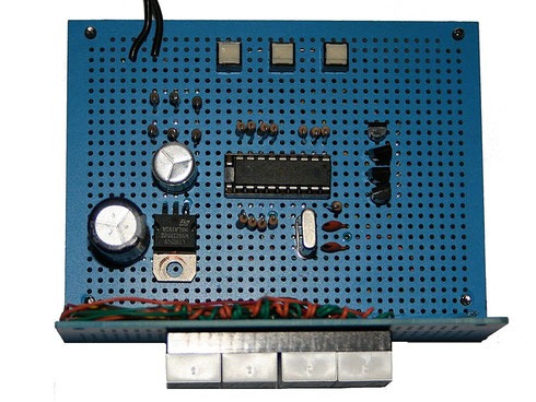 Digitaluhr mit PIC16F628 auf einer Lochrasterplatine