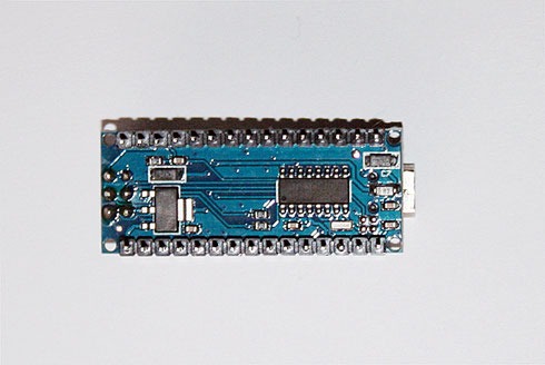 Unterseite des Arduino Nano mit Spannungsregler und USB-Controller