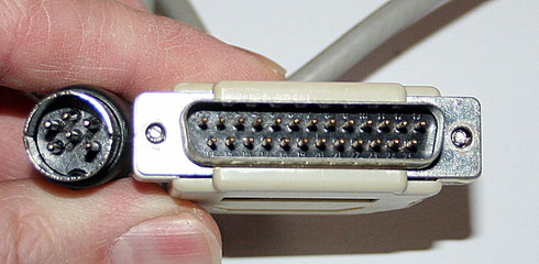 DIN-Stecker für die 1541 (links) und Parallelportstecker. Das fertige XM1541-Kabel.