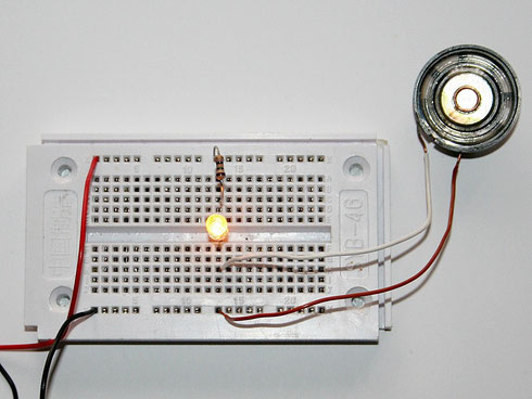 Reihenschaltung mit Flacker-LED und Minilautsprecher.