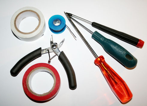Werkzeuge fürs Elektronikbasteln wie Seitenschneider, Schraubendreher, Isolierband, Lötzinn