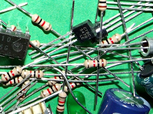 Verschiedene Bauteile wie Widerstände, Kondensatoren, Elkos, Transistoren