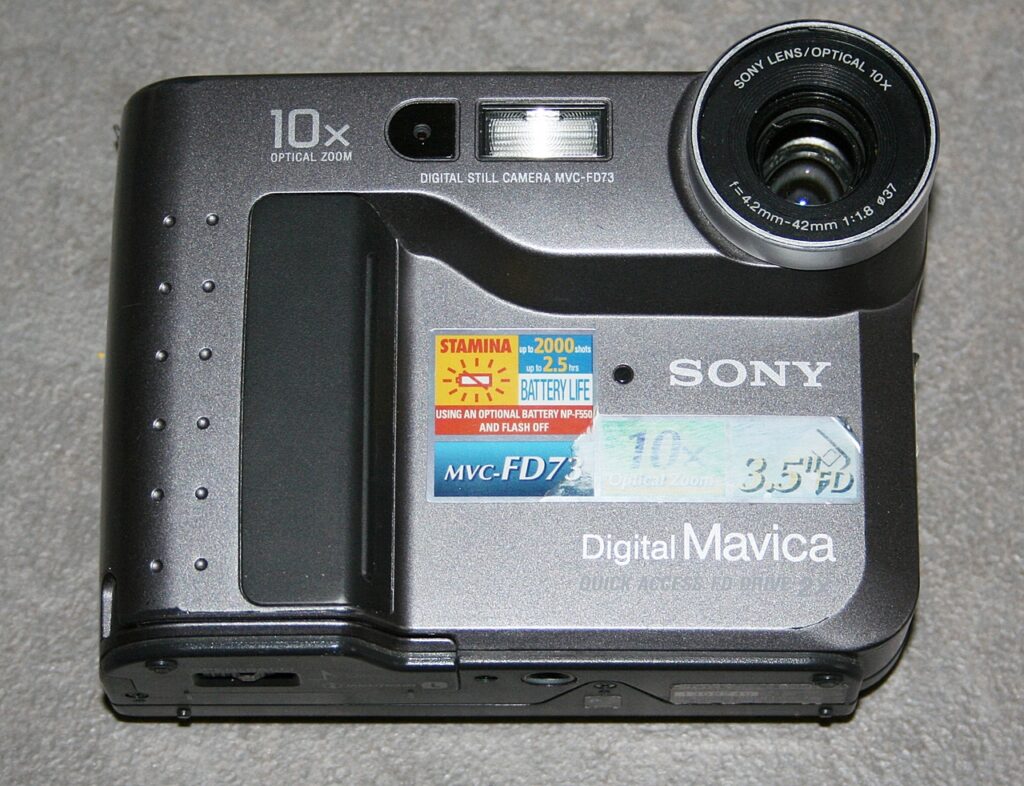 Vintage Digitalkamera mit Diskettenlaufwerk: Sony Mavica MVC-FD73