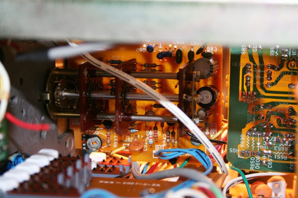 Elektronik in einem analogen Oszilloskop von 1985